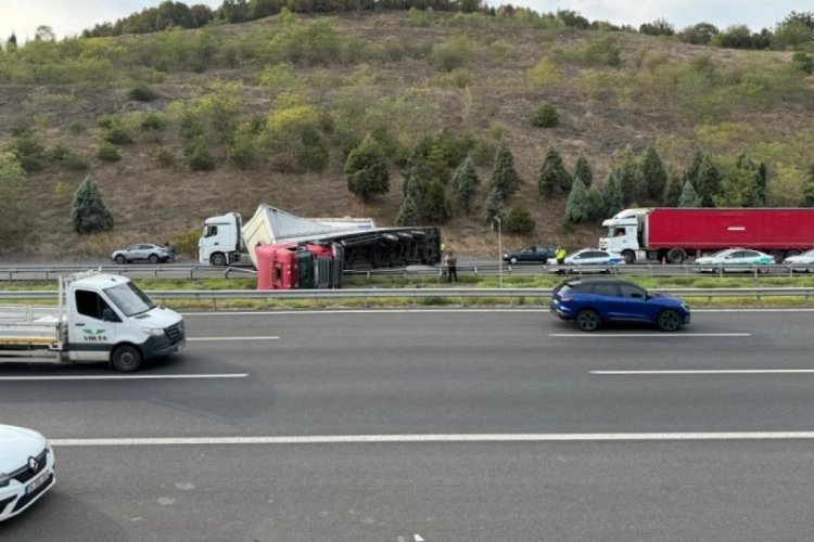 D&uuml;zce'de kolonya y&uuml;kl&uuml; tır devrildi, otoyol trafiğe kapandı
