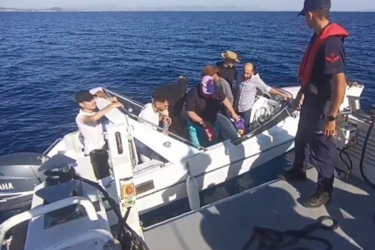 Balıkesir a&ccedil;ıklarında Yunanistan unsurları tarafından geri itilen 20 d&uuml;zensiz g&ouml;&ccedil;men kurtarıldı