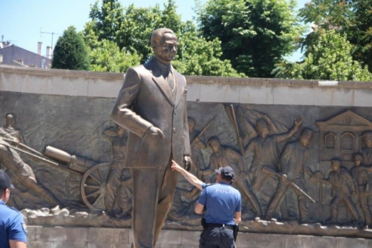 Atat&uuml;rk Anıtı'na saldıran dayı ve yeğen 4 yıl 4 ay ceza aldı