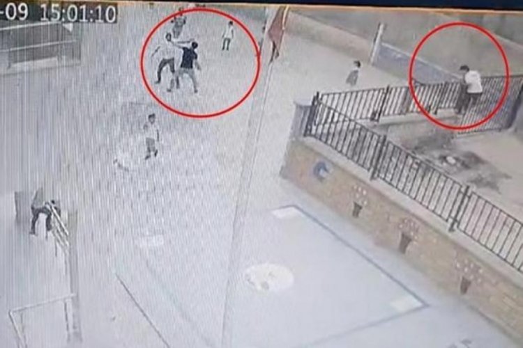 Mardin'de n&ouml;bet&ccedil;i &ouml;ğretmen ile kapı a&ccedil;ma tartışması!