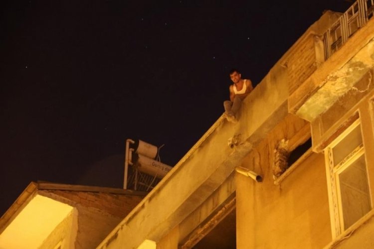 Elazığ'da &ccedil;atıya &ccedil;ıkıp atlamak istedi, polis ikna etti