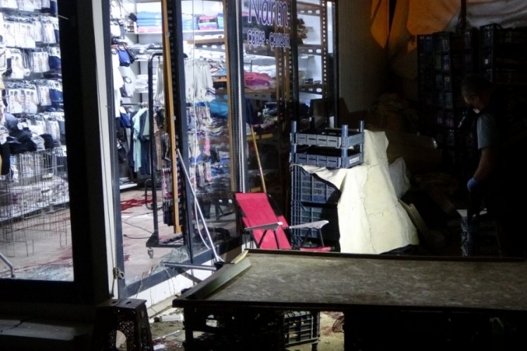Bı&ccedil;aklı kavga anonsuna giden polis ekipleri &ccedil;orap&ccedil;ı esnafını kanlar i&ccedil;erisinde buldu