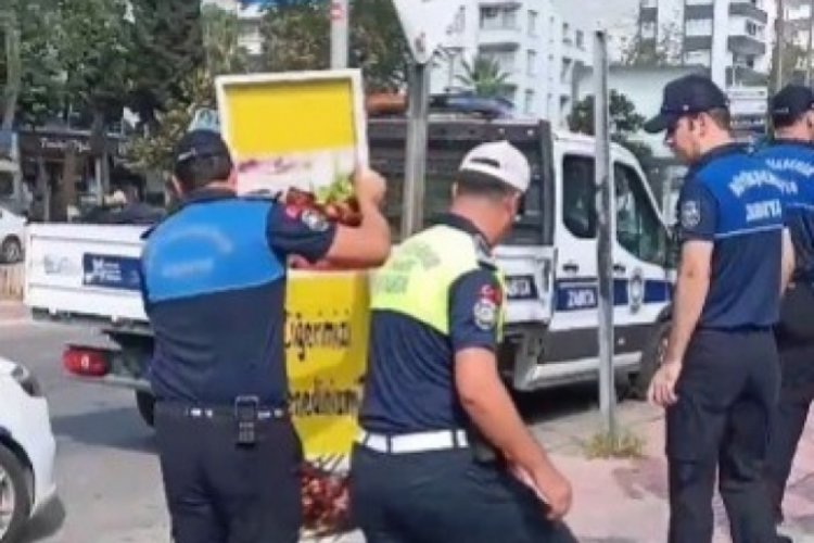 Adana'da zabıta tarafından kaldırım işgaline y&ouml;nelik denetim yapıldı