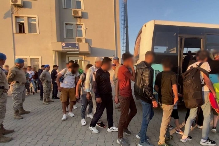 Mersin'de 50 ka&ccedil;ak g&ouml;&ccedil;men yakalandı
