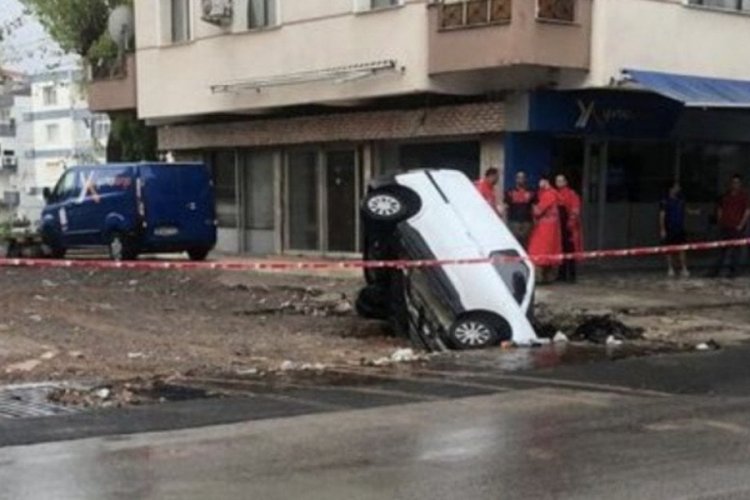İzmir'de yol &ccedil;&ouml;kt&uuml;: Bir ara&ccedil; &ccedil;ukura d&uuml;şt&uuml;!