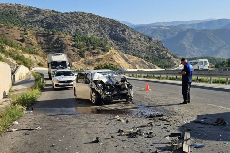 Kamyona arkadan &ccedil;arpan ara&ccedil;taki 2 kişi yaralandı!