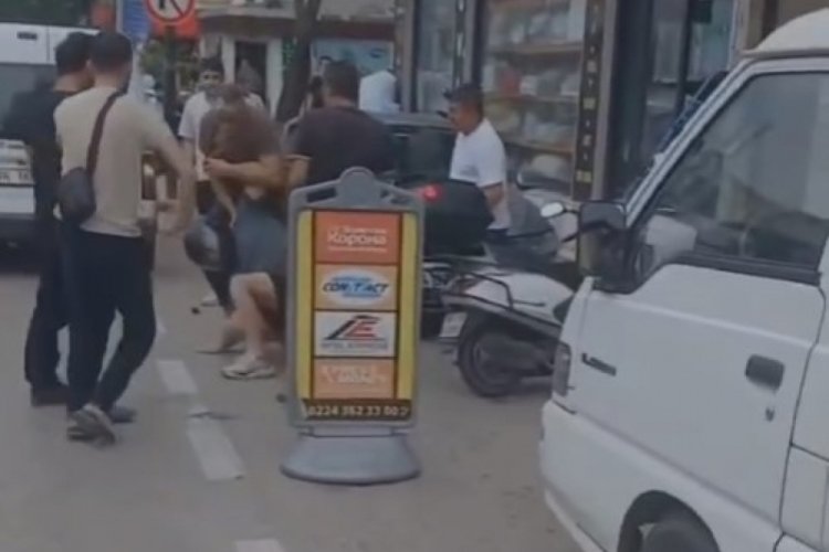 Bursa'da trafik kazası sonrası birbirlerine girdiler!