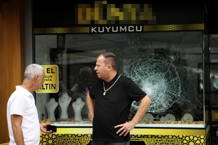 Soyguncu sert kayaya &ccedil;arptı! Kırmaya &ccedil;alıştığı cam kurşun ge&ccedil;irmez &ccedil;ıktı