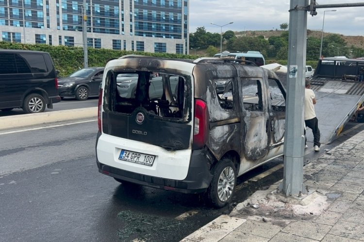 Anadolu Adalet Sarayı &ouml;n&uuml;nde aracını ateşe verdi!