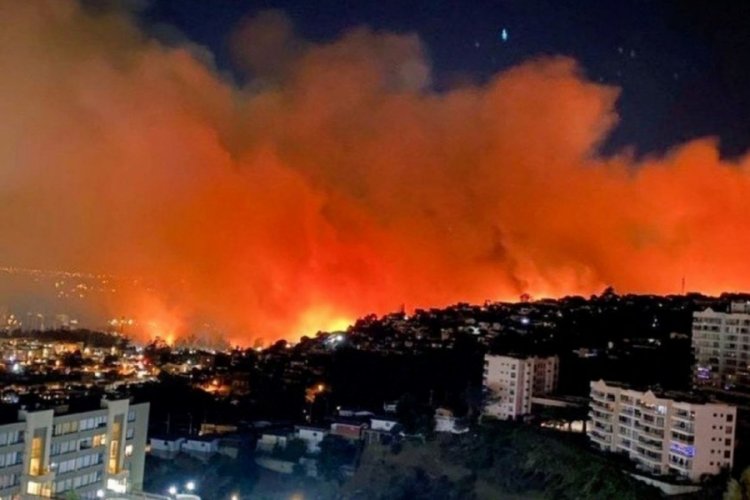 Şili'de bir itfaiyeci mesai ücreti için şehri ateşe verdi! 