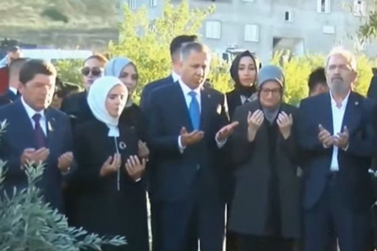 Narin G&uuml;ran'ın mezarına &uuml;&ccedil; bakandan ziyaret!