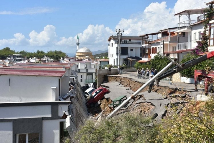 İzmir'de 3 ara&ccedil;, yıkılan istinat duvarının altında kaldı