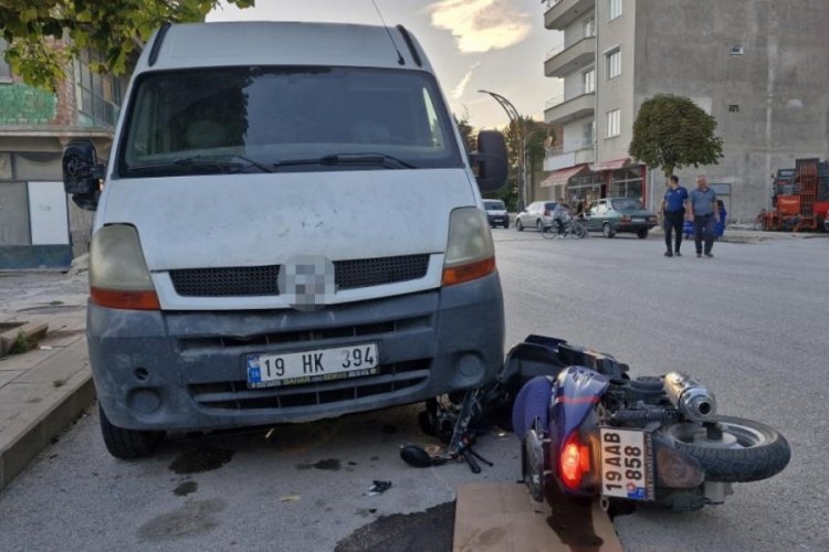 &Ccedil;orum'da kontrolden &ccedil;ıkan motosiklet ticari aracın altına girdi: 2 yaralı