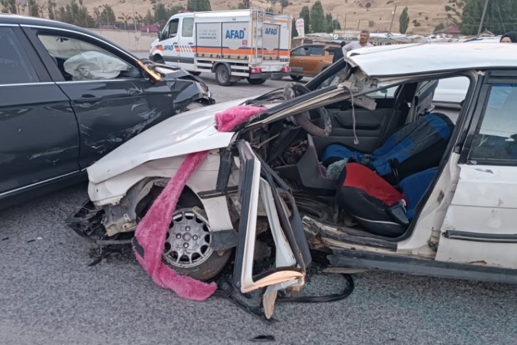 Muş'ta iki ara&ccedil; &ccedil;arpıştı: 5 yaralı