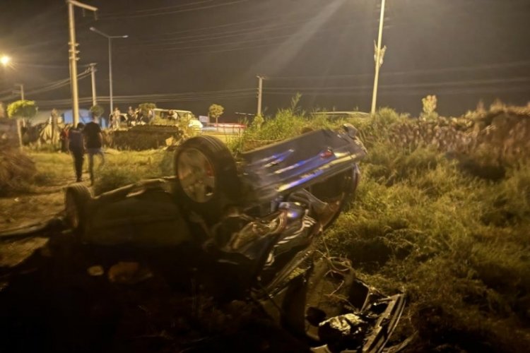 Iğdır'da k&ouml;peğe &ccedil;arpmamak i&ccedil;in manevra yapan ara&ccedil; 50 metre u&ccedil;tu: 2 yaralı