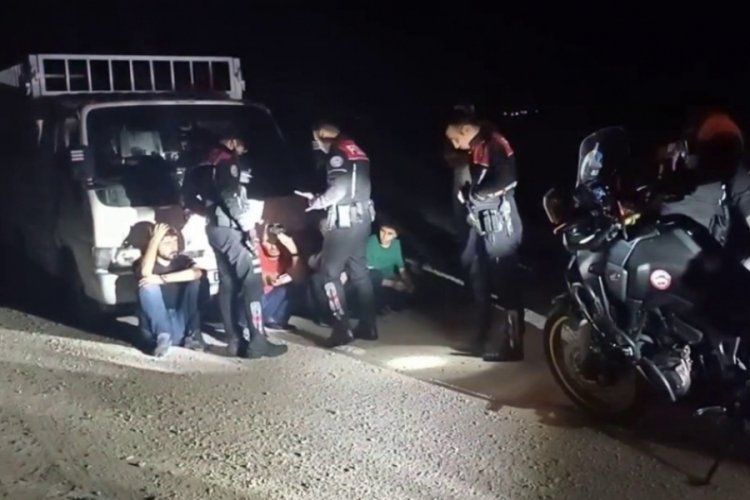 &Ccedil;orum'da ş&uuml;phe &uuml;zerine durdurulan ara&ccedil;tan cephanelik &ccedil;ıktı