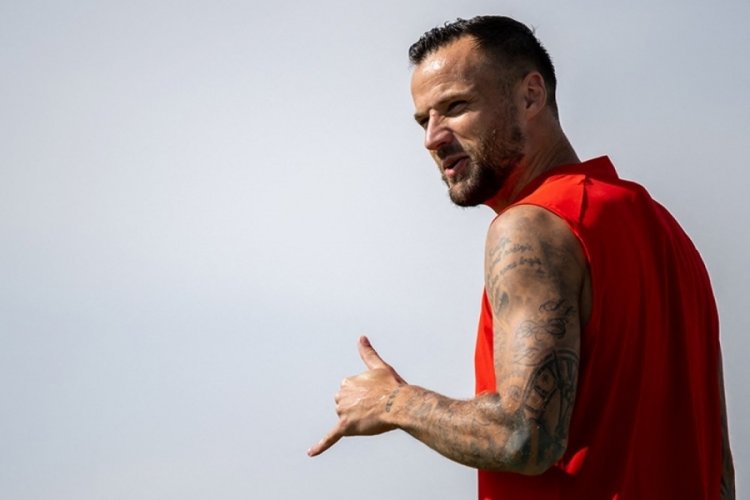 Haris Seferovic Kerem Akt&uuml;rkoğlu'nu &ouml;ve &ouml;ve bitiremedi