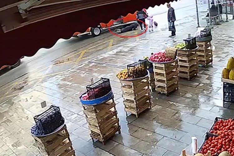 Kapısı a&ccedil;ık minib&uuml;sten d&uuml;şen kadın hastaneye kaldırıldı!