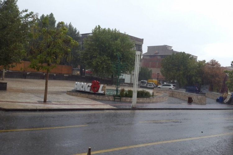 Manisa'da şiddetli sağanak yağış hayatı fel&ccedil; etti!