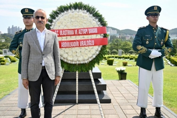 Bakan Uraloğlu, Kore şehitlerini ziyaret etti