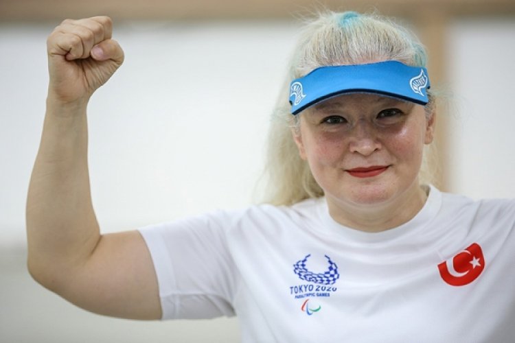 Paralimpik oyunlarda g&uuml;m&uuml;ş madalya kazanan Aysel &Ouml;zgan, o anları anlattı