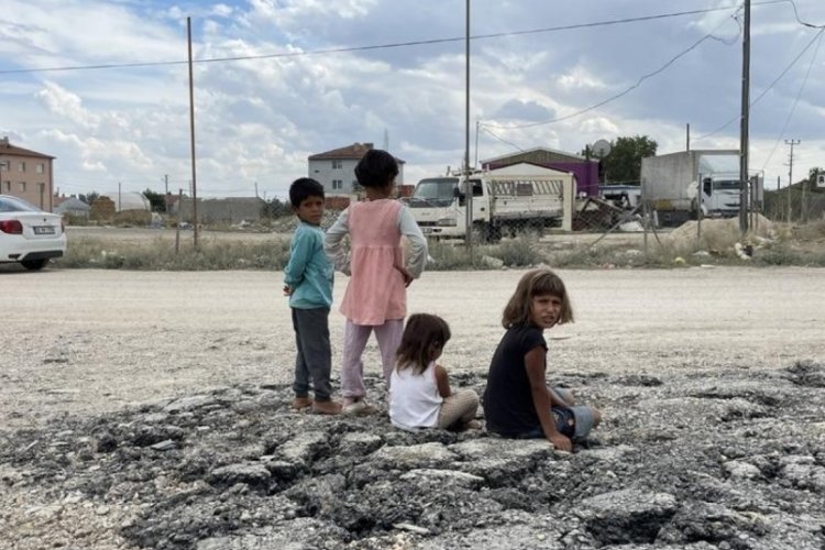 Eskişehir'de mahalleli pencerelerini a&ccedil;ıp, temiz hava alamamaktan şikayet ediyor