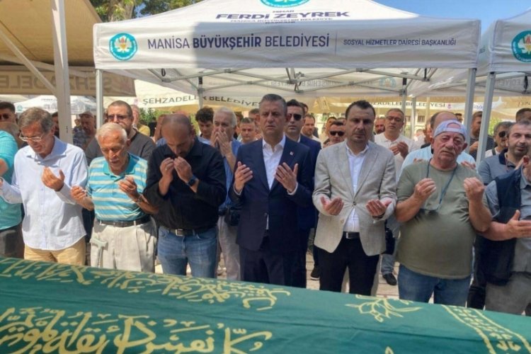 &Ouml;zg&uuml;r &Ouml;zel, Manisa'da cenazeye katıldı