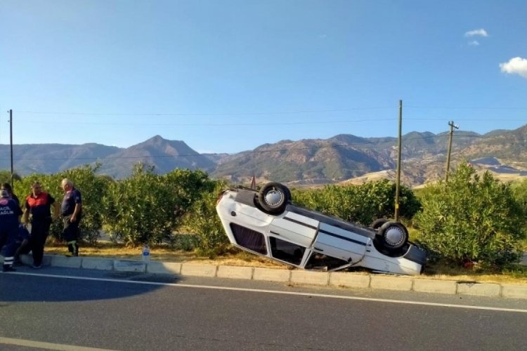 Takla atarak ters d&ouml;nen otomobilden burunları kanamadan &ccedil;ıktılar