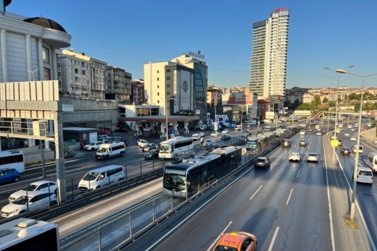 Metrob&uuml;s&uuml;n tekerlekleri fırladı: Faciadan d&ouml;n&uuml;ld&uuml;