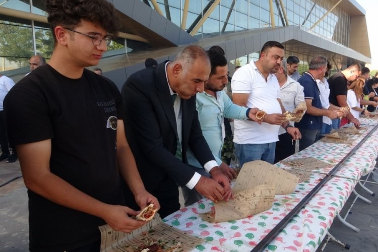Van'da tek şişte yapılan 65 metrelik kebap dakikalar i&ccedil;erisinde t&uuml;ketildi