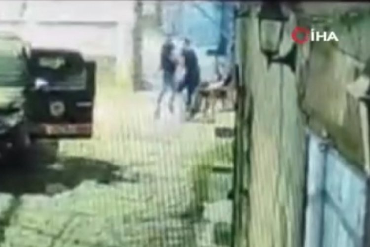 N&ouml;bet tutan polise bı&ccedil;aklı saldırı kameralarda!