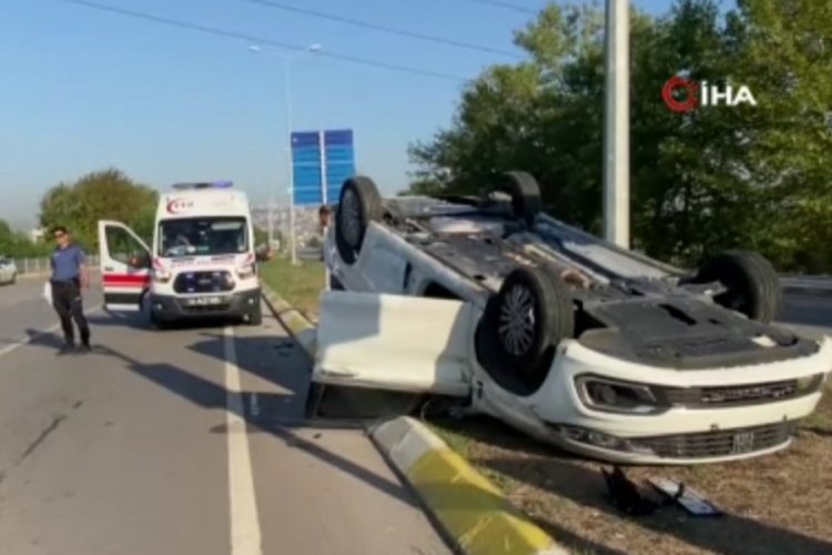 Trafik ışıklarında bekleyen araca &ccedil;arpıp takla attı!