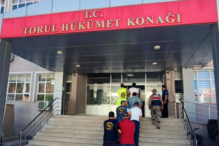 Bariyer ve trafik levhalarını &ccedil;alan hırsızlar jandarma tarafından yakalandı