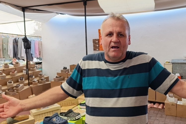 Antalya'da pazara turistler akın etti, esnaf alışveriş yapmıyorlar diye isyan etti