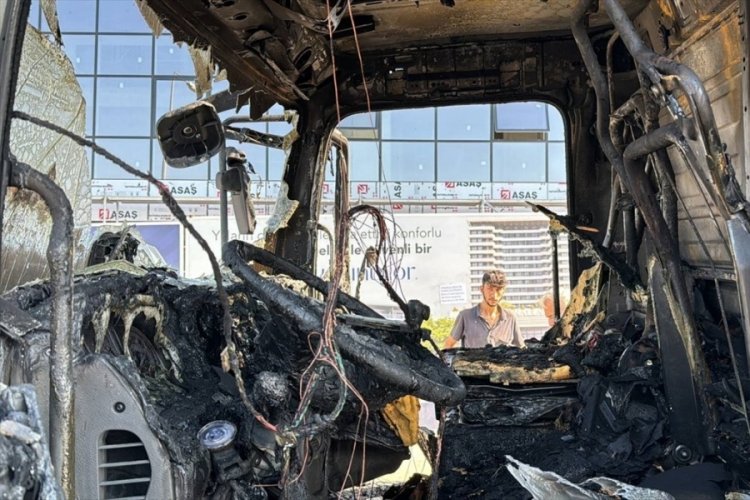 İstanbul'da sevkiyat kamyonu alevlere teslim oldu