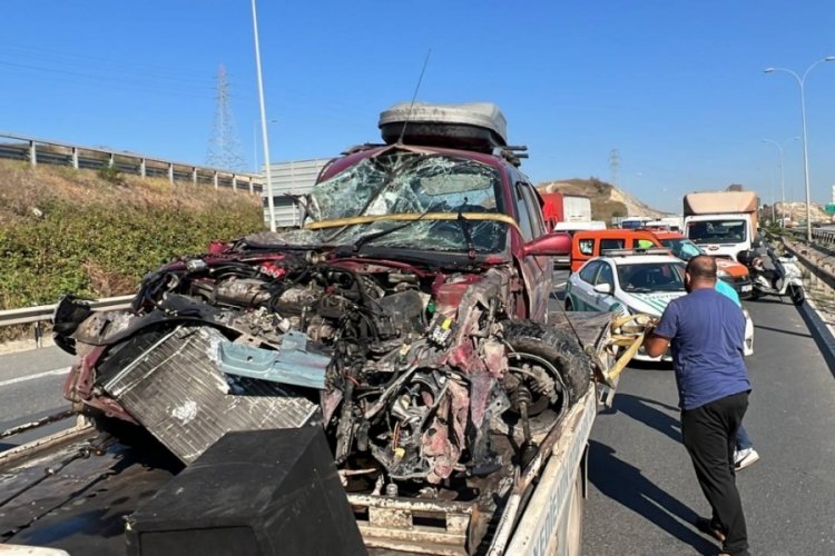 Kocaeli'de bariyerlere &ccedil;arpan ara&ccedil; hurdaya d&ouml;nd&uuml;!