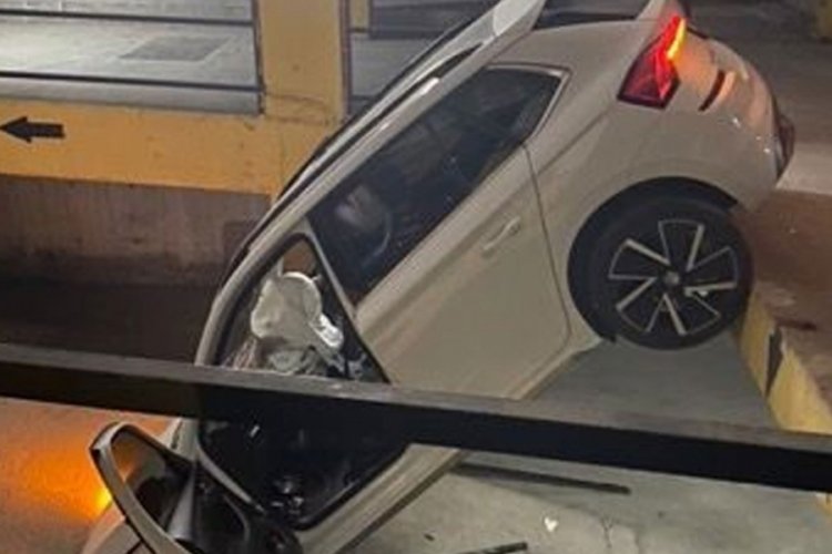 Fren yerine gaza bastı, otoparkın ikinci katından d&uuml;şt&uuml;!
