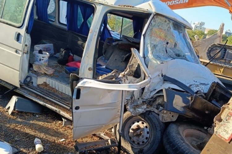 Şanlıurfa'da iş&ccedil;ileri taşıyan minib&uuml;s kaza yaptı! 1'i ağır 12 yaralı