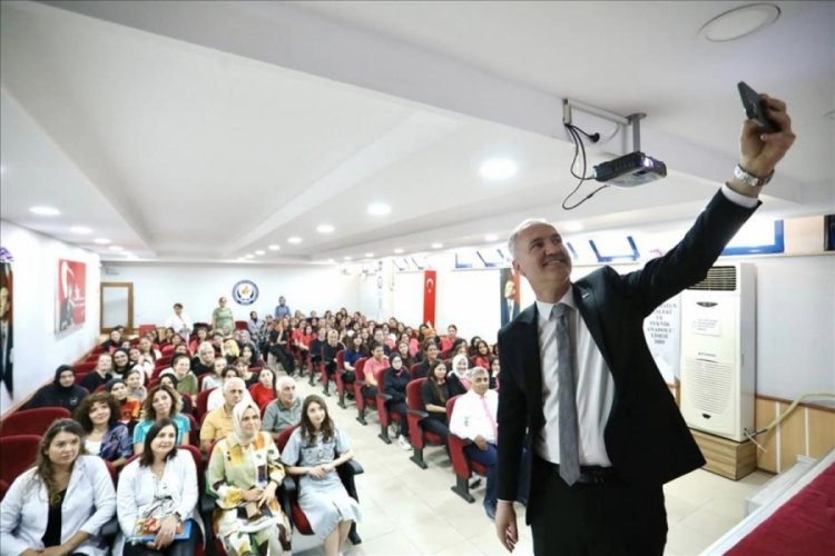 İneg&ouml;l Belediye Başkan'ı Taban Kariyer G&uuml;n&uuml;'nde lise &ouml;ğrencileriyle buluştu