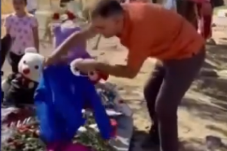 Narin'in mezarındaki gelinlikleri toplayıp okul &ouml;nl&uuml;ğ&uuml; bıraktı
