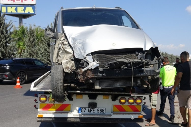 Antalya'da hafif ticari ara&ccedil; aydınlatma direğine &ccedil;arptı