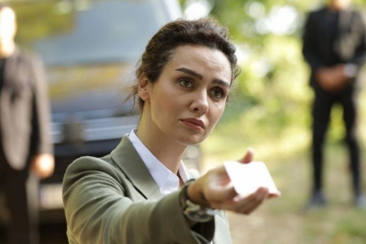 Birce Akalay annesini paylaştı! Benzerlikleri dikkat &ccedil;ekti