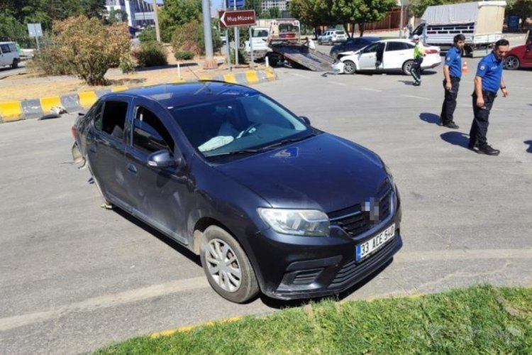Muş'ta iki otomobil &ccedil;arpıştı: 5 yaralı