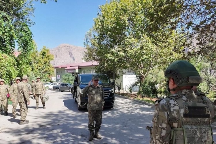 Kara Kuvvetleri Komutanı Bayraktaroğlu, hudut hattı ve sınır &ouml;tesinde