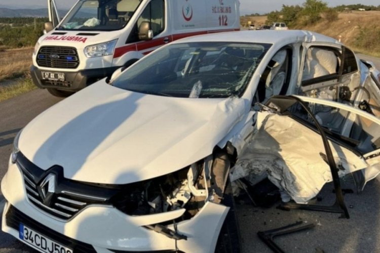 Sinop'ta iki otomobil &ccedil;arpıştı: 3 &ouml;l&uuml;, 3 yaralı