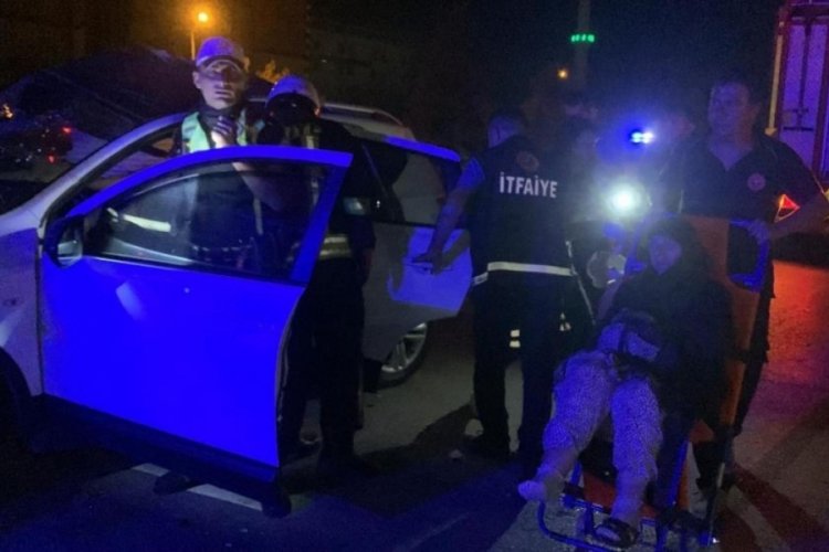 Kaza sonrası ara&ccedil;ta sıkışan s&uuml;r&uuml;c&uuml; ile yaşlı kadını itfaiye ekipleri kurtardı