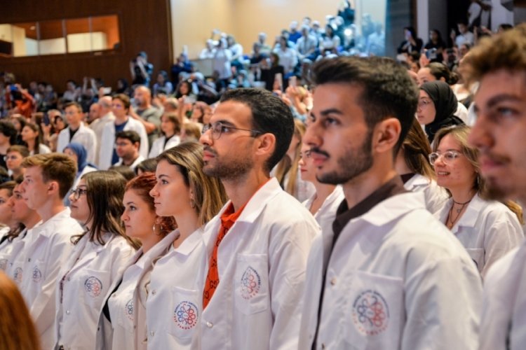 BU&Uuml; Tıp Fak&uuml;ltesi'nde hekimliğe ilk adımı attılar