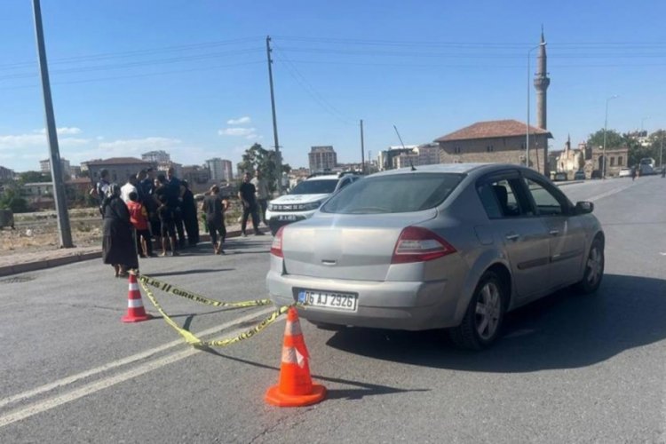 Eski eşini &ccedil;ocuğunun yanında vurdu