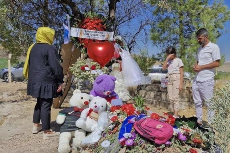 Narin G&uuml;ran'ın kabrine ziyaretler devam ediyor