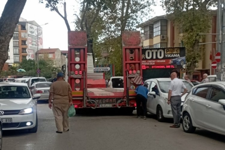 Bursa'da şehir i&ccedil;ine giren tır trafiği fel&ccedil; etti!